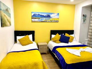 4 Bedrooms, 3 Baths, Full Kitchen and Lounge, Garden, Free Parking - 1