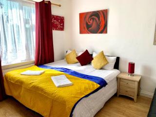 4 Bedrooms, 3 Baths, Full Kitchen and Lounge, Garden, Free Parking - Londra - 8