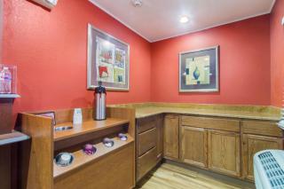 HomeTowne Studios & Suites by Red Roof Bentonville - Bentonville - 2