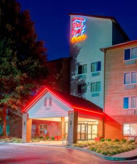 Red Roof Inn PLUS Raleigh Downtown NCSU Conv Center - Raleigh - 3