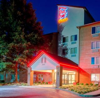 Red Roof Inn PLUS Raleigh Downtown NCSU Conv Center - Raleigh - 2