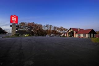 Red Roof Inn & Suites Hazleton - 8