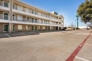 HomeTowne Studios by Red Roof Dallas - Mesquite - 8