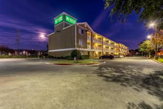 HomeTowne Studios by Red Roof Dallas - Mesquite - 2