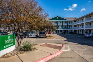 HomeTowne Studios by Red Roof Austin - 9