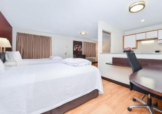 Red Roof Inn PLUS+ & Suites Guilford - Guilford - 2