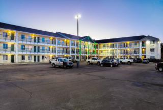 HomeTowne Studios by Red Roof Colorado Springs - Airport - 2