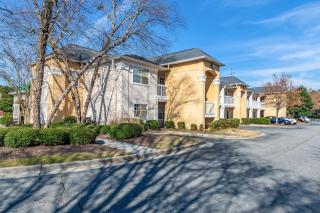 HomeTowne Studios by Red Roof Atlanta NE - Peachtree Corners - 3