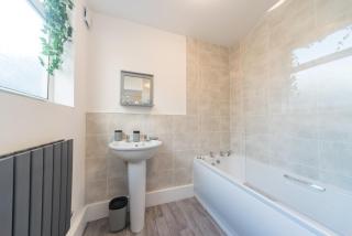 3 Bedroom Saks - 2 Living Area House in Newland Ave Hull - 2