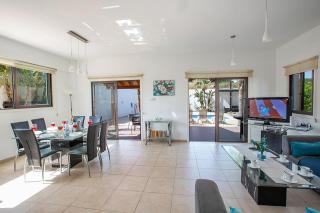 Villa Kanthos - Beautiful 4 Bedroom Protaras Villa With Pool - Close To The Beach - Protaras - 3