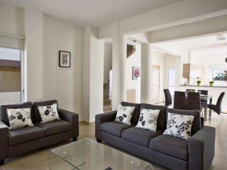 Central Protaras Villa 3 Bedrooms Private Pool Villa Dafnis Morfi Close To Protaras Strip - Protaras - 5