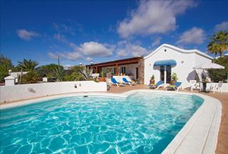 Brilliant Puerto Del Carmen Villa Dos Piedras 4 Bedrooms Private Pool & Rustic Styled Interior - Tías - 9