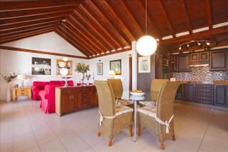 Brilliant Puerto Del Carmen Villa Dos Piedras 4 Bedrooms Private Pool & Rustic Styled Interior - Tías - 3