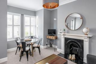Modern & Spacious 2 Bedroom Maisonette - Bath - 1