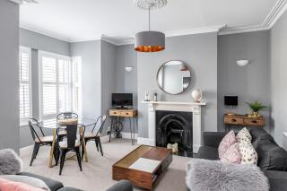 Modern & Spacious 2 Bedroom Maisonette - Bath - 0
