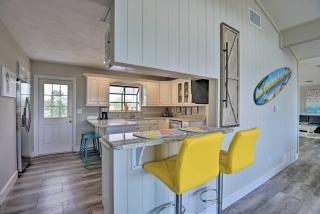 Eclectic Escape with Pool Walk to Ormond Beach - Ormond Beach - 1