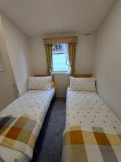 Woofles Luxury Caravan at Knaresborough Lido - 6