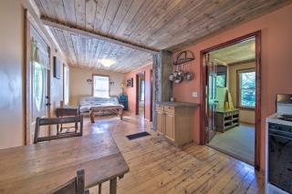 Pet-Friendly Cottage w/ Fire Pit - 3 Mi to SIU! - 8