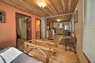 Pet-Friendly Cottage with Fire Pit - 3 Mi to SIU! - Carbondale - 5
