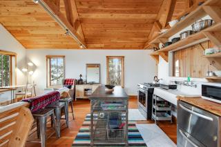 Little Refuge in town - Eastsound - 3