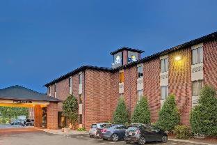 Days Inn & Suites by Wyndham Hickory - 3