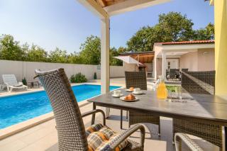 Beatiful families oriented villa Trusina with pool immersed in the nature near the town - Valtura - 7