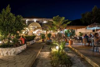 Aphrodite Studios & Suites - 140m from the beach, by ZanteWize - 2