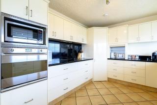 Main Beach Waterfront Apartment - 2