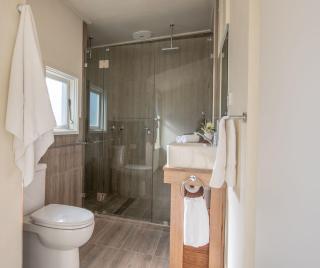Dawns Sleeps 4 in 2 queens with 2 ensuites wifi in town. - Daylesford - 3