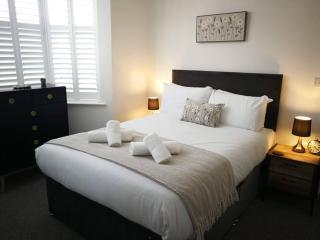 Victoria House - 3 Bedrooms, 3 Bathrooms by Cliftonvalley Apartments - Bristol - 9
