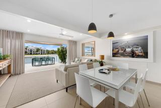 Spacious Riverfront Apt & Private Jetty - Noosaville - 3