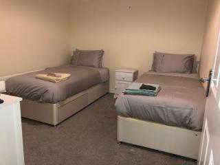 Entire Two Bed Coach House Super King Beds Turn into singles - 1