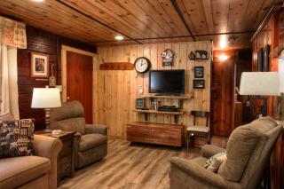 16 Chipmunks Holiday - 2