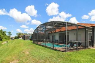 Serene 4-Bedroom Lakeview Retreat with South-Facing Pool & Sun-Drenched Outdoor Living - 1