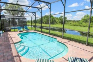 Serene 4-Bedroom Lakeview Retreat with South-Facing Pool & Sun-Drenched Outdoor Living - Orlando - 8