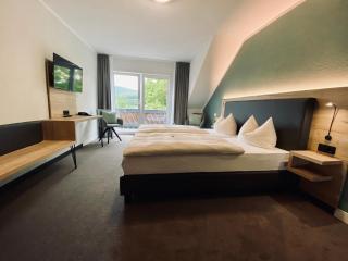 Hotel & Restaurant Kronenhof am Weser-Radweg - 0