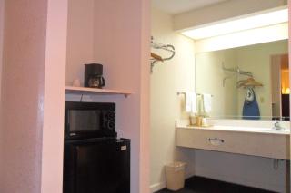Luxury Inn & Suites - 7