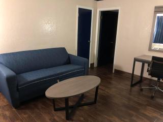 Travelers Inn and Suites Wharton - 8