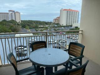 Ocean View Luxurious Condo-BEST location + balcony - 8