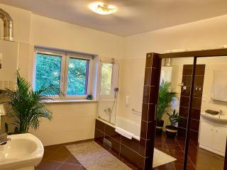 LAS SŁUPSKI PREMIUM APARTMENT NR6 Wifi Netflix Smart TV50 two bedrooms two very large double beds living room full pleasure quality of stay - 3