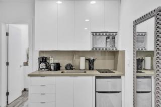 Cozy studio wbeach boardwalk steps kitchen - 2