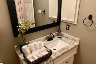 Walk to Bars and Restaurants, 2 mi from Stadiums and Theaters, Great for Groups - Houston - 2
