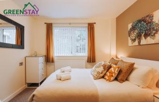 "The Penthouse Newquay" by Greenstay Serviced Accommodation - Spacious 3 Bed 3 Bath Apt with Sea Views, Sun Terrace & Private Parking - Perfect For Families, Small Groups & Business Travellers - 5 Mins To Beaches, Shops & Restaurants - Dog Friendly - Newquay - 1