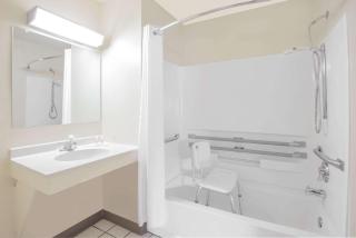 Super 8 by Wyndham Altoona - Altoona - 9