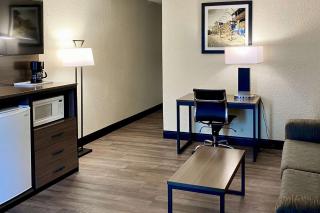 Quality Inn & Suites Airport - El Paso - 2