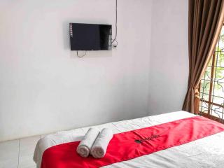 RedDoorz near Eco Green Park Batu - Batu - 9
