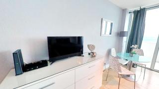 Castle 828 Oceanfront view with balcony, pool, tennis, beach access and free parking! - Miami Beach - 5