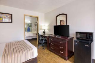 Econo Lodge Marion I-81 - Marion - 1