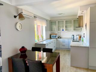 LAS SŁUPSKI PREMIUM LOVE APARTAMENT NR5 Wifi Netflix Smart TV50 full kitchen double bathtub up to 4 people full pleasure quality stay - Słupsk - 3