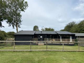 Spacious Garden Lodge at The Chestnuts, Norfolk - Norwich - 5